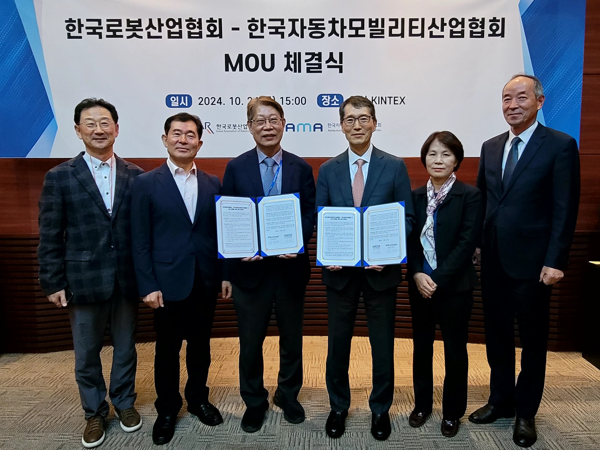▲한국로봇산업협회와 한국자동차모빌리티산업협회가 양 기관 대표자와 관계자들이 참석한 가운데  협약 체결 후 기념촬영을 하고 있다. 사진 왼쪽부터 한국로봇산업협회 김종형 전문위원, 문전일 감사, 김진오 회장, 한국자동차모빌리티산업협회 강남훈 회장, 서정란 상무, 최기성 전시사업실장 