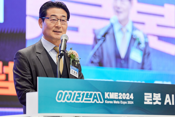 ▲한국로봇산업진흥원 손웅희 원장은 축사를 하고 있다. 