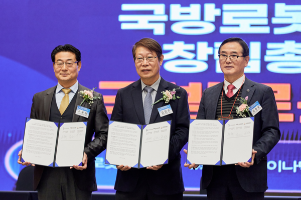 ▲한국로봇산업진흥원 손웅희 원장과 한국슬롯 머신 꽁 머니 김진오 회장, 한국방위산업진흥회 최병로 상근부회장(사진 왼쪽부터)이 협약 체결 후 기념촬영을 하고 있다. 