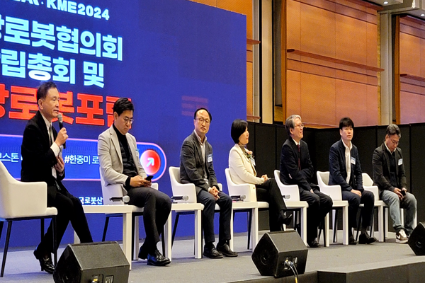 ▲한국슬롯 머신 꽁 머니 고경철 부회장이 좌장을 맡아 진행한 패널 토론 모습. 사진 왼쪽부터 한국슬롯 머신 꽁 머니 고경철 부회장, 한국전자기술연구원 임태범 본부장, 현대로템 김석환 실장, 한국국방기술학회 박영욱 이사장, 국방로봇협의회 박용운 회장, 한화에어로스페이스 박매훈 센터장, LIG넥스원 유재관 소장