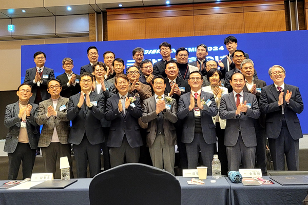 ▲행사 주요 참석자들이 기념 촬영을 하고 있다. 