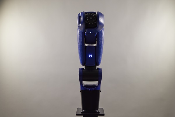 ▲인간-기계간&nbsp;협업시&nbsp;펜스나&nbsp;레이저&nbsp;장벽&nbsp;없이도&nbsp;안전한&nbsp;작업을&nbsp;보장하는&nbsp;맨티스&nbsp;로보틱스의&nbsp;협업용&nbsp;슬롯 조작팔.&nbsp;(사진=맨티스&nbsp;로보틱스)