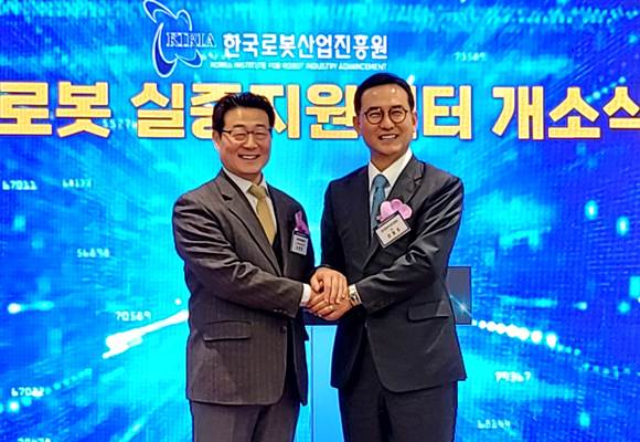 ▲강철호 꽁 머니 슬롯장(사진 오른쪽)이 전임 원장인 손웅희 한국생산기술연구원 수석연구원에게 그동안의 노고에 대해 감사한 마음을 전하고 있다. (사진=조규남 전문기자)