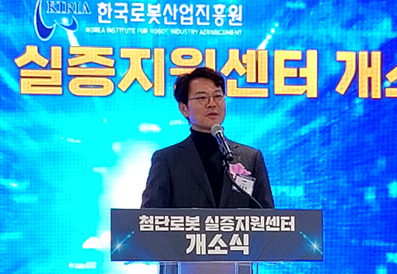 ▲한국로봇산업협회 부회장사인 뉴로메카 박종훈 대표가 축사를 하고 있다.