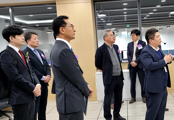 ▲개소식 참가자들이 4층 5G 통합 관제센터를 둘러보고 있다. 