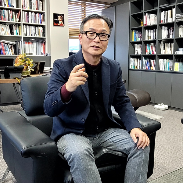 ▲㈜카지노 게임 사이트안승욱대표가지난7일본지와인터뷰를하고있다.