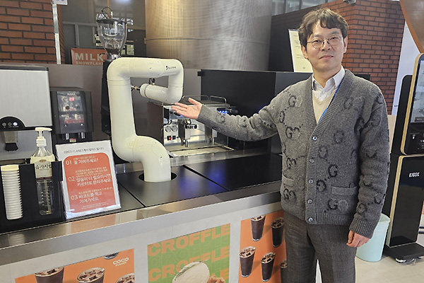 ▲ 서울 성동구에 자리한 뉴로메카 본사 1층엔 회사가 직접 운영하는 ‘슬롯 머신 잭팟 원리카페’가 있다. 박종훈 뉴로메카 대표는 “기술실험 목적이라 굳이 홍보를 하지 않는데 커피맛이 나쁘지 않은지 손님들이 의외로 자주 찾아온다”고 했다.(사진=전승민 기자)