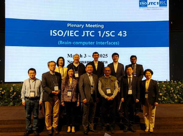 ▲지난 3일부터 6일까지 ISO/IEC JTC 1/SC 43(Brain-Computer Interface, 시큐리티 슬롯) 제6차 총회가 성남에서 열렸다. 주요 참가자들이 기념 촬영을 했다.(사진= 한태화 교수 제공)