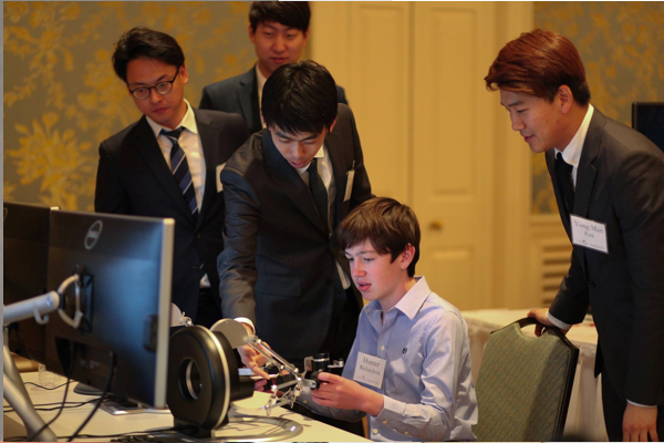▲ UTH 재직 시절, 휴스턴 지역 재력가들을 초대하여 개최한 펀드레이징 행사에서 한 아이에게 마스터 장비 조작법을 알려주고 있다.