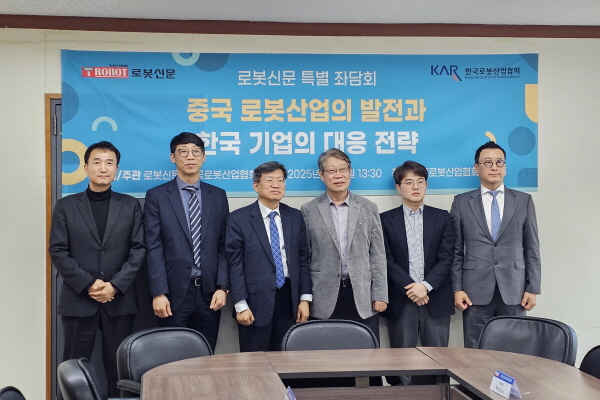 ▲지난 4일 13시 30분부터 한국로아 슬롯산업협회에서 열린 로아 슬롯신문 특별 좌담회 참석자들이 기념 촬영을 하고 있다. 사진 왼쪽부터 브이디컴퍼니 함판식 대표, 브릴스 전진 대표, 로아 슬롯신문 조규남 대표이사 겸 발행인, 한국로아 슬롯산업협회 김진오 회장, 한양대 백서인 교수, IM투자증권 고태봉 본부장