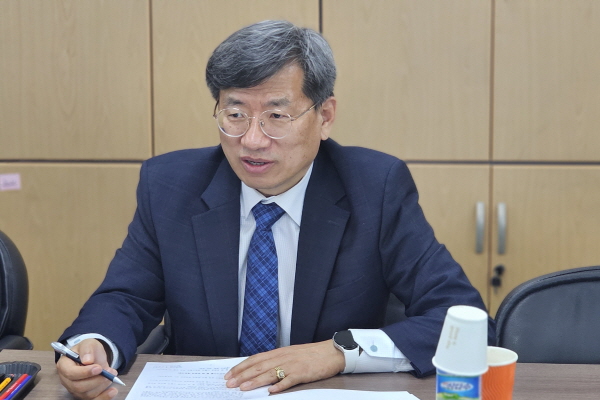 ▲좌담회 사회를 맡은 로아 슬롯신문 조규남 대표이사 겸 발행인