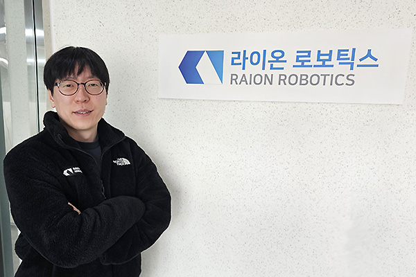 ▲ 황보제민 라이온로틱스 대표(한국과학기술원 기계공학과 교수)가 회사 현판 앞에서 기념사진을 촬영했다(사진=전승민 기자)