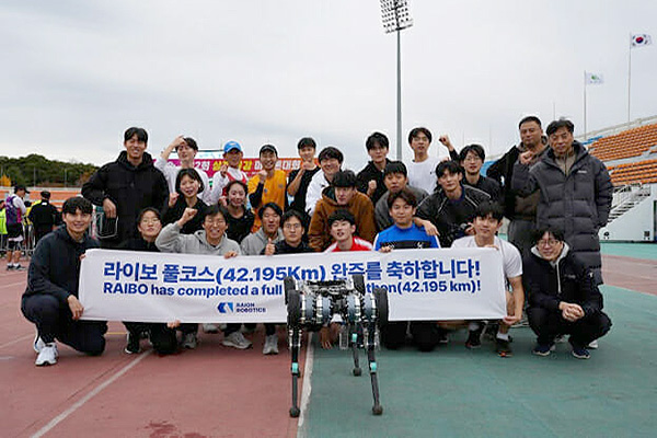 ▲ 한국과학기술원(KAIST) 및 라이온로보틱스 연구진은 네발 슬롯 머신 방법(4족보행 슬롯 머신 방법) 라이보를 2024년 11월 열린 상주곶감마라톤 대회에 출전시켜 전 구간을 완주하는데 성공했다.(사진=KAIST)
