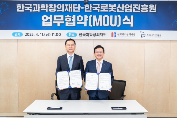 ▲크랩스강철호원장(왼쪽)과한국과학창의재단정우성이사장(오른쪽)이업무협약체결후기념사진을촬영하고있다.(사진=크랩스)