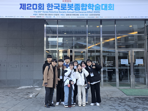 ▲2025년 한국신규 슬롯사이트종합학술대회에 참가한 국립한밭대학교 PEARL 연구실 단체 사진