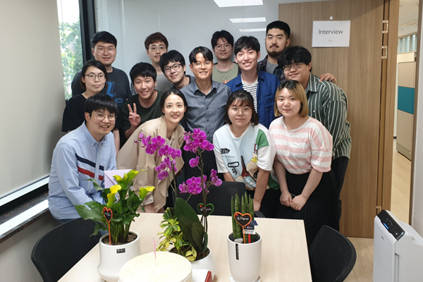 ▲스승의날 기념 연구실 단체 사진