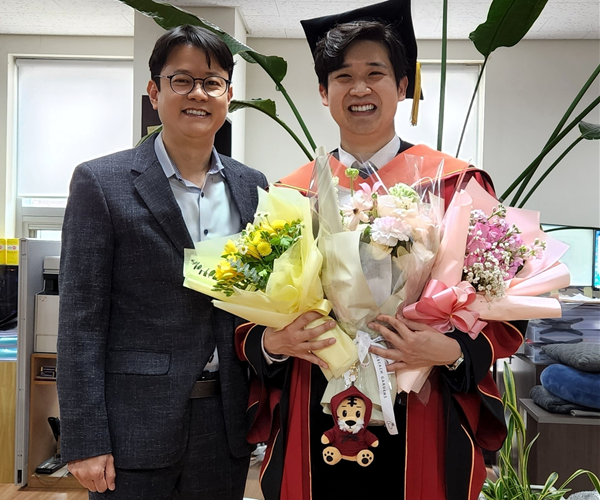 ▲지도교수님이였던 고려대 도락주 교수님과의 박사학위 졸업사진