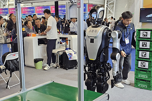 ▲러쥐토토 바카라(乐聚机器人,영문명LEJUROBOT)사의휴머노이드토토 바카라.산업현장에서쓸수있도록작업성을크게높인모델이다.유통업체에서물품하역작업등을수행할수있다.(사진=전승민기자)