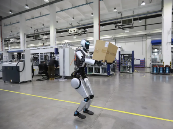 ▲PIA휴머노이드토토사이트추천이상자를운반하고있다.