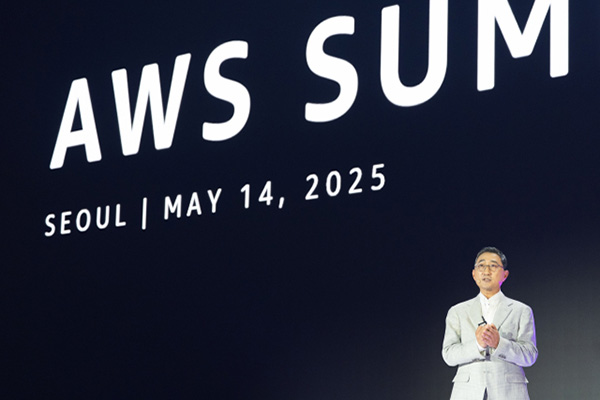 ▲ 함기호 AWS코리아 대표가 14일 열린 'AWS 서밋 2025'에서 기조 연설을 하고 있다. [사진=AWS]