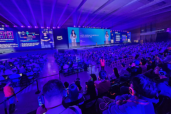 ▲ 14일 서울 강남구 코엑스에서 진행 중인 'AWS 서밋 서울 2025' 현장. 한 공간에서 3명의 연사가 동시에 발표하며, 청중은 지급받은 헤드셋의 주파수를 변경하며 원하는 강연을 선택적으로 청취할 수 있도록 진행됐다. [사진=전승민 기자]