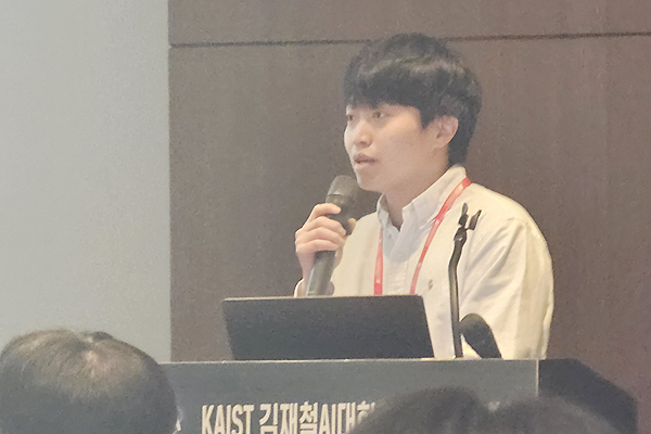 ▲ 한국과학기술원(KAIST) 심현정 교수팀 소속 최지호 연구원(박사과정)이 16일 서울 강남구 코엑스에서 열린 ‘KAIST 김재철 AI대학원 AI 기술설명회’ 오후 세션에서 ‘개방 어휘 부분 분할을 위한 다중 세분성 이해’라는 제목으로 고효율 OVPS 기술의 연구 과정에 대해 소개하고 있다. (사진=전승민 기자)