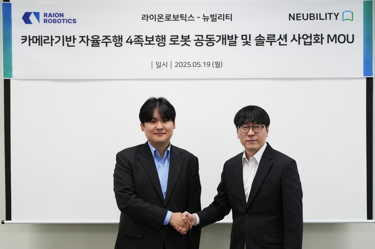 ▲이상민 메이저 바카라사이트 유니88벳 대표(왼쪽)과 황보제민 라이온로보틱스 대표가 MOU 체결후 악수를 나누고 있다(사진=메이저 바카라사이트 유니88벳)