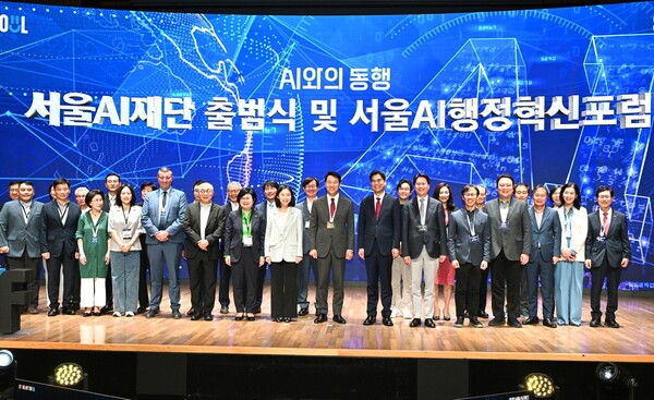 오세훈 서울시장(가운데)이 서울안전 바카라사이트재단 출범식에서 참석자와 기념 촬영하고 있다.(사진=서울시)