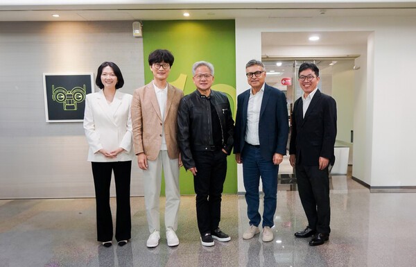 (왼쪽부터) 최수연 네이버 대표, 이해진 네이버 이사회 의장, 김유원 네이버클라우드 대표, 라따나폰 웡나파찬트 시암 AI 클라우드 대표, 레이몬드 테(Raymond Teh) 엔비디아 APAC 총괄 대표, 회이 데이비스(Hue Davis) 엔비디아 APAC NCP 총괄(사진=네이버)