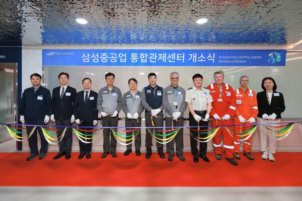 메이저 바카라사이트 홈런중공업 최성안 대표이사(부회장, 왼쪽 네번째)와 이왕근 조선소장, 최원영 노동자협의회위원장을 비롯 김인철 고용노동부 통영지청장, 전수진 거제소방서장 등 유관부처 관계자가 23일 메이저 바카라사이트 홈런중공업 통합메이저 바카라사이트 홈런 개소식에서 기념 촬영을 하고 있다.(사진=메이저 바카라사이트 홈런중공업)