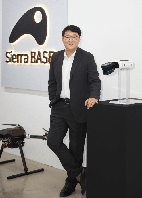 ▲ 안전한 바카라 사이트가 2025년 과기부 ‘글로벌 ICT 미래 유니콘 육성사업’ 대상기업으로 선정됐다. 김송현 안전한 바카라 사이트 대표가 스마트 안전진단 솔루션 ‘시리우스(SIRIUS)’와 함께 사진촬영을 하고 있다. (사진=안전한 바카라 사이트)