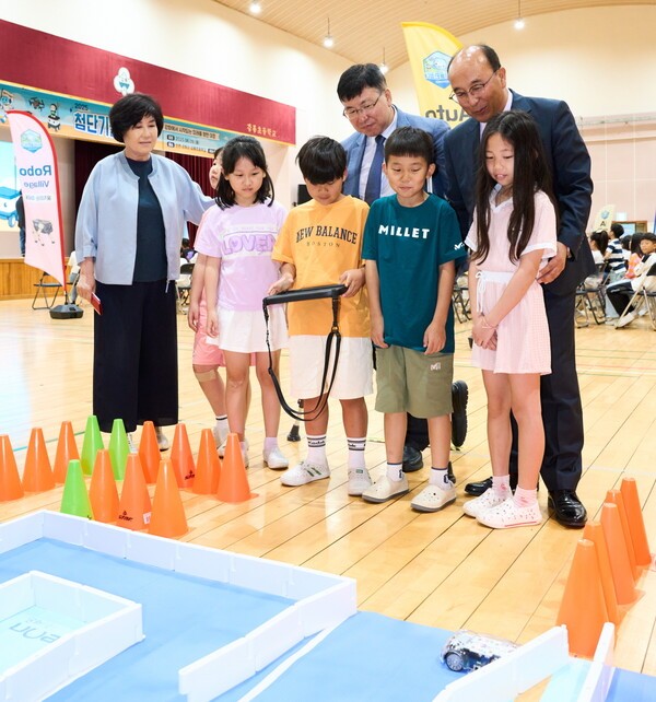 체험 사진(좌측부터 강화교육지원청 한기선 교육장, 국립중앙과학관장 권석민, 갑룡초등학교장 김성환(사진=국립중앙과학관)