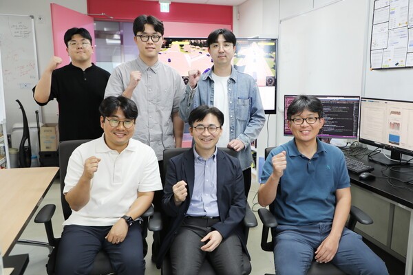 ▲DGIST 최지웅 교수(가운데 아래), 좌훈승 교수(좌측 아래), 김백규 교수(우측 아래) 공동연구팀 (사진=DGIST)