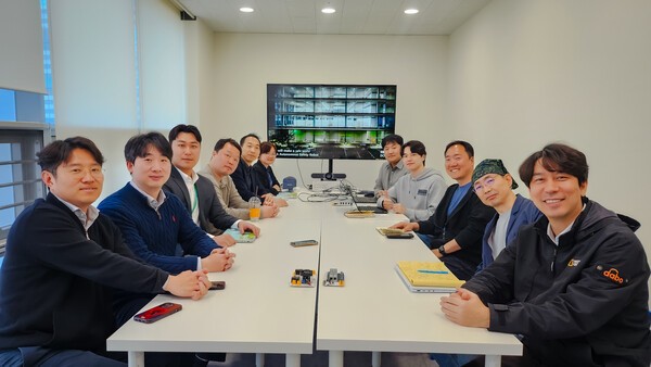 도구공간과 카지노 토토 관계자들이 미팅 후 기념 촬영을 하고 있다.(사진=도구공간)