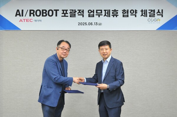 ▲에이텍 신승영 대표(왼쪽)와 2025 바카라사이트 서일홍 대표(오른쪽)가 MOU 체결 후 기념촬영을 하고 있다. (사진=2025 바카라사이트)