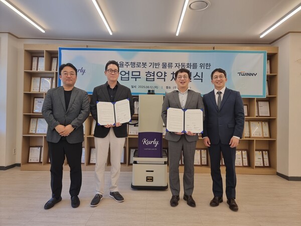 ▲권지훈 컬리 본부장(사진 왼쪽에서 두 번째)과 천홍석·천영석 트위니 대표(왼쪽에서 세 번째·네번째)가 지난 12일 트위니 대전 본사에서 자율주행 바카라사이트 굿모닝 기반 물류 자동화를 위한 업무협약을 체결한 뒤 기념촬영하고 있다. (사진=트위니)