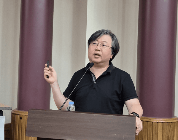 ▲박철완 서정대학교 스마트자동차학과 교수가 ‘첨단자동화 휴머노이드와 모빌리티로 여는 피지컬 AI(Physical AI)와 첨단이차전지 산업의 미래’에 대해 설명하고 있다.