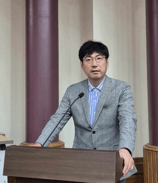 ▲김창구 클인터넷 슬롯 대표가 ‘실내 자율주행 인터넷 슬롯 서비스 프로바이더의 발전과 전망’ 주제에 대해 강의하고 있다.