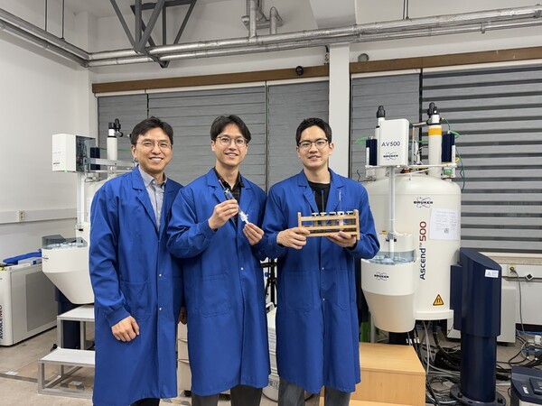▲ (왼쪽부터) KAIST 화학과 김현우 교수, 김동훈 석박통합과정, 최경선 석박통합과정