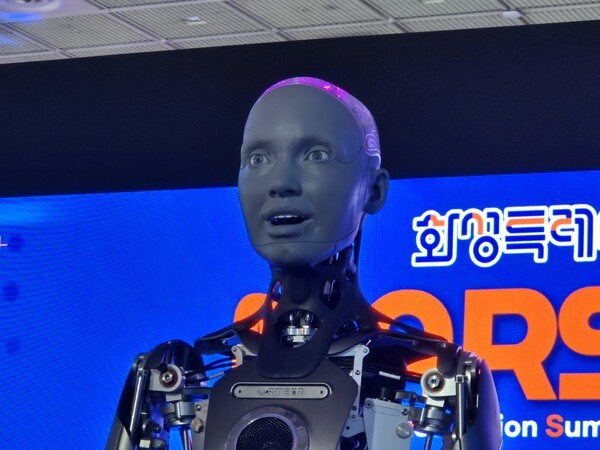 ▲휴머노이드 아메카가 관람객들을 보며 표정을 짓고 있다.