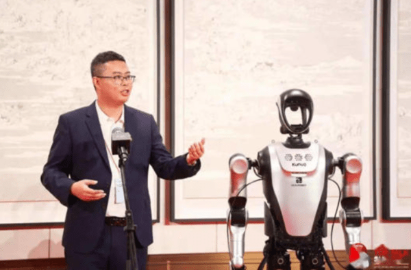 ▲러쥐안전한 슬롯사이트(LEJU ROBOT, 乐聚机器人)이 중국 상하이에서 열린 'MWC 상하이 2025'에서 5G-A 기반 임바디드 인텔리전스 휴머노이드 로봇 ‘쿠아보(KUAVO, 夸父)’를 발표하고 있다.
