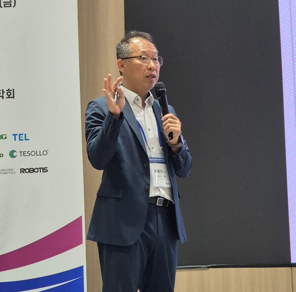 ▲국립농업과학원 홍영기 연구관이 ‘농업바카라사이트 아벤카지노 연구개발 현황 및 전략’에 대해 강연하고 있다.
