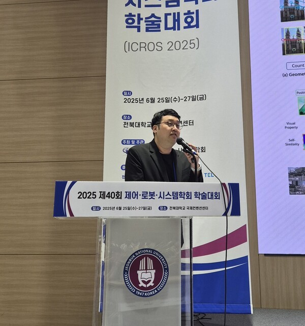 ▲국민대학교 창의공과대학 전자공학부 이성원 조바카라사이트 벳무브가 발표하고 있다.