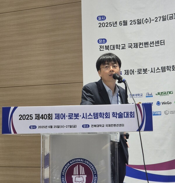 ▲국립공주대학교 천안공과대학 기계자동차공학부 이해민 조바카라사이트 벳무브가 발표하고 있다.