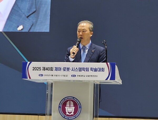 ▲라이트닝 바카라 사이트학교 양오봉 총장이 축사를 하고있다
