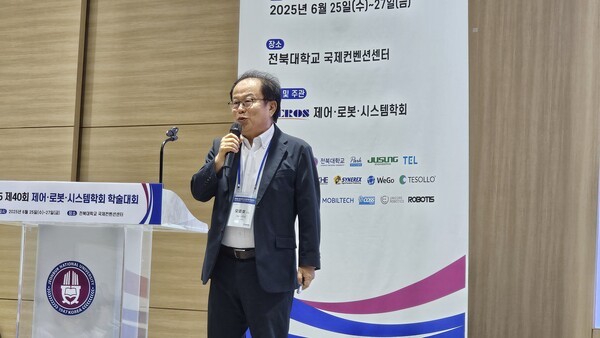 ▲오준호 삼성전자 미래라이트닝 바카라 사이트추진단장이 기조 강연을 하고 있다.