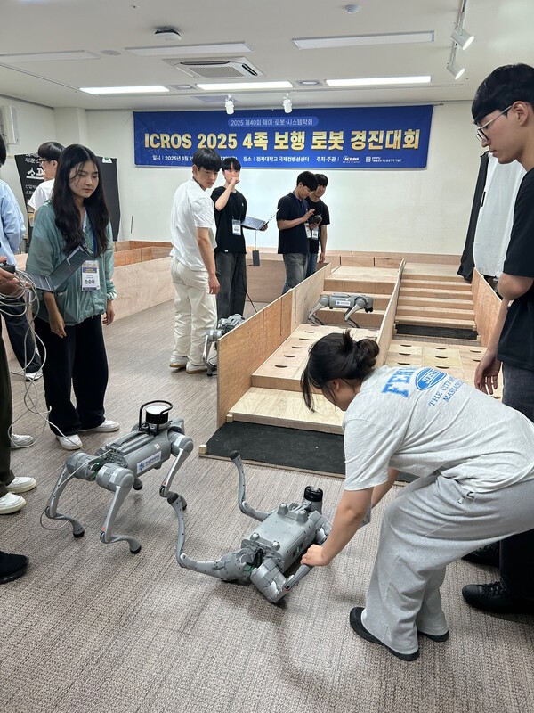 ▲ 4족 보행 라이트닝 바카라 사이트 경진 대회 참가자들이 훈련을 하고 있는 모습