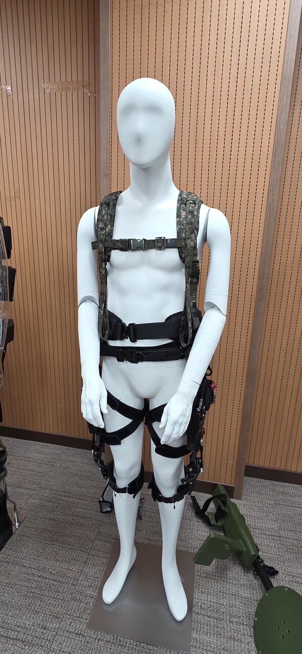 ▲국방과학연구소에서 선보인 웨어러블 슬롯 머신 룰 