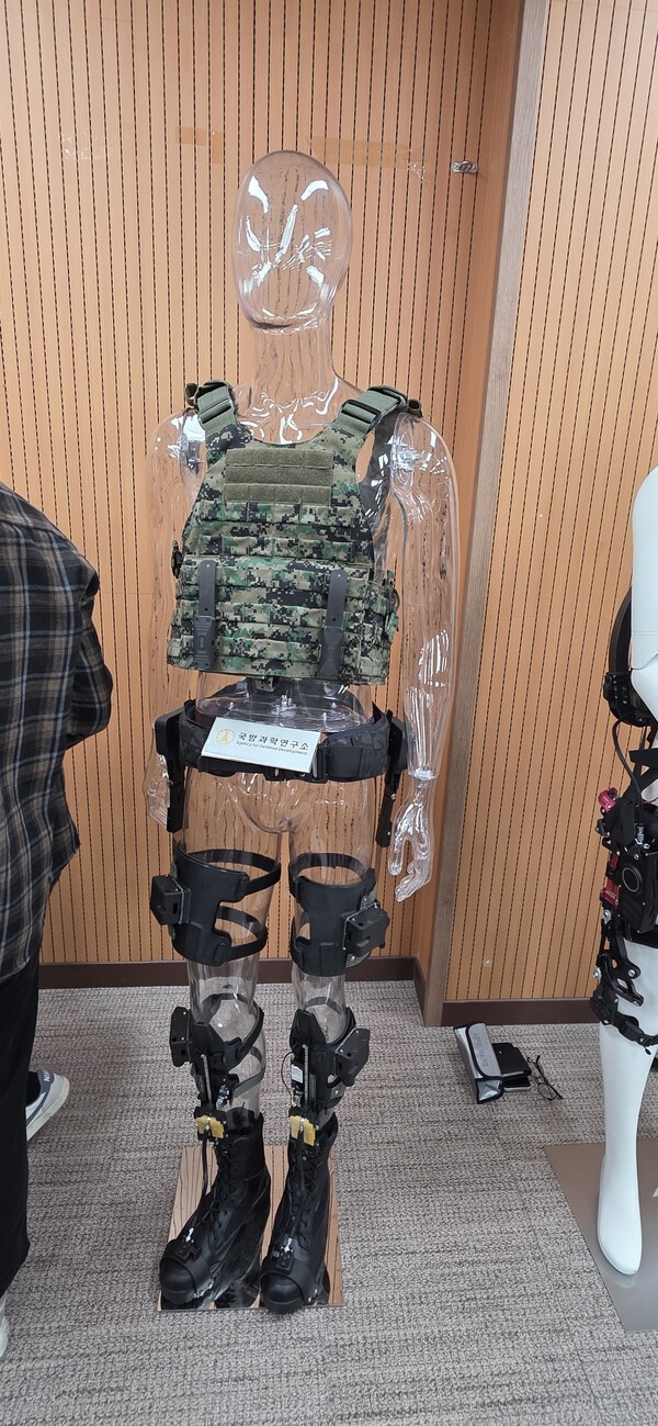 ▲국방과학연구소에서 선보인 웨어러블 슬롯 머신 룰