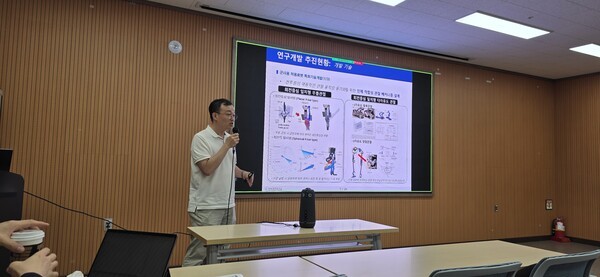 ▲국방과학연구소 홍만복 책임연구원이 발표하고 있다. 
